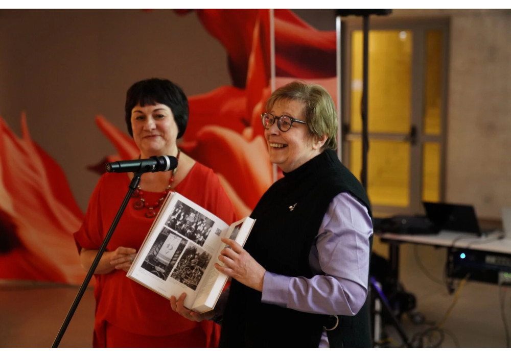 Atvērta grāmata "Latvijas Radio – 100. 100+ stāsti"