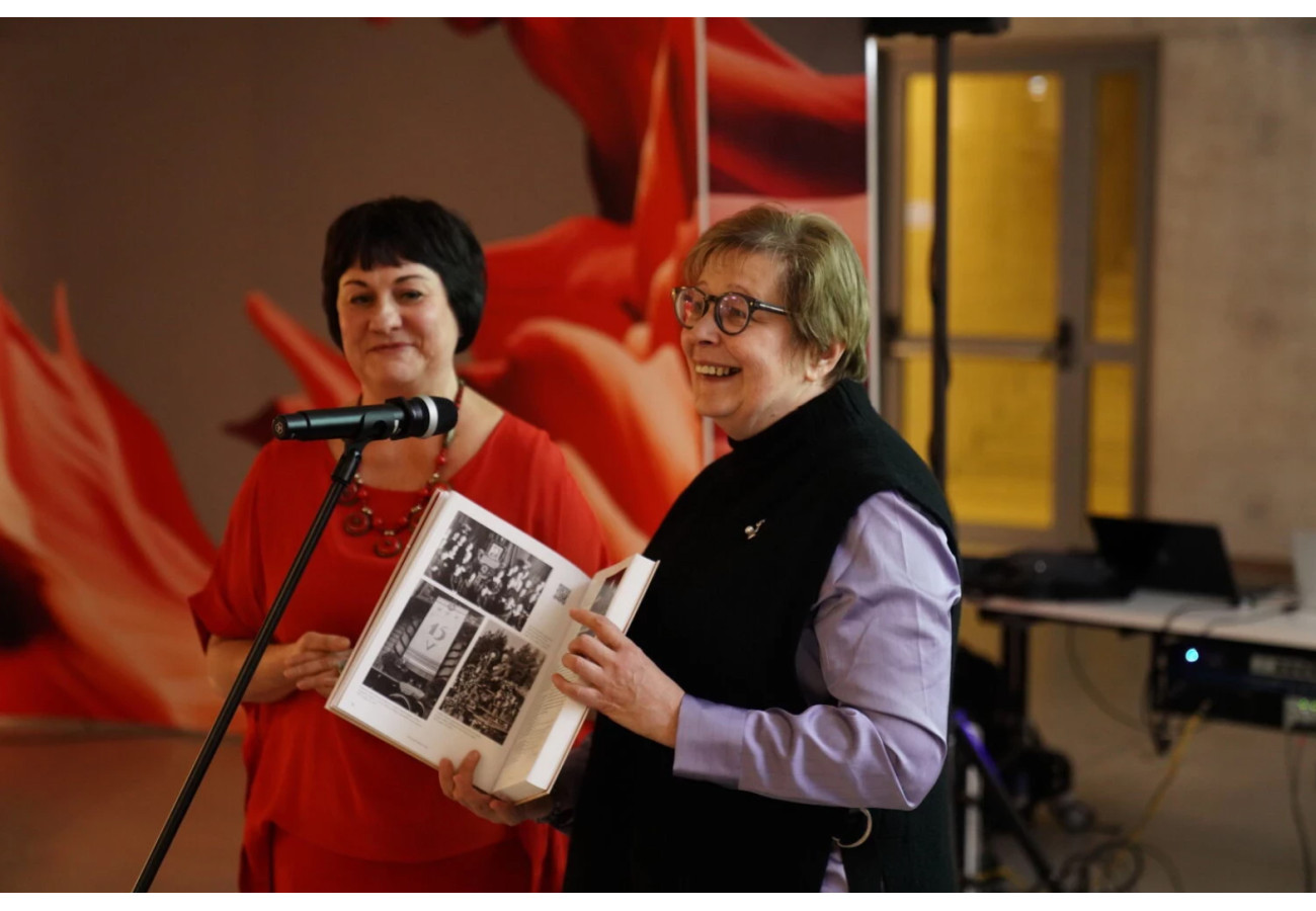 Atvērta grāmata "Latvijas Radio – 100. 100+ stāsti"