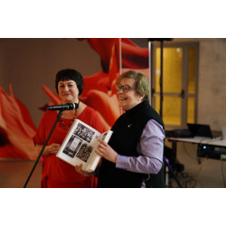 Atvērta grāmata "Latvijas Radio – 100. 100+ stāsti"